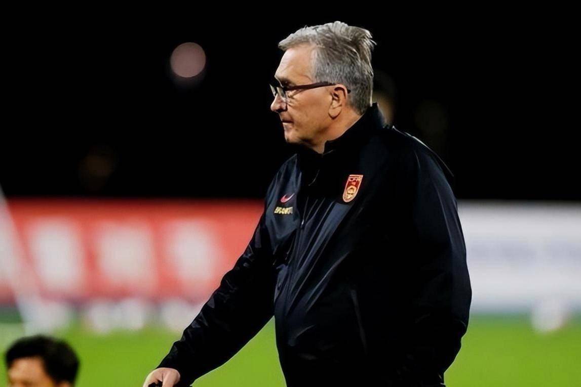 尤文图斯训练开放日；冲刺阶段战术微调引欢呼；欧篮联在即；年轻球员得到机会的简单介绍